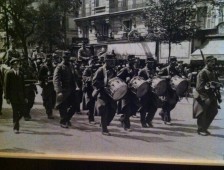 défilé de poilus à Paris